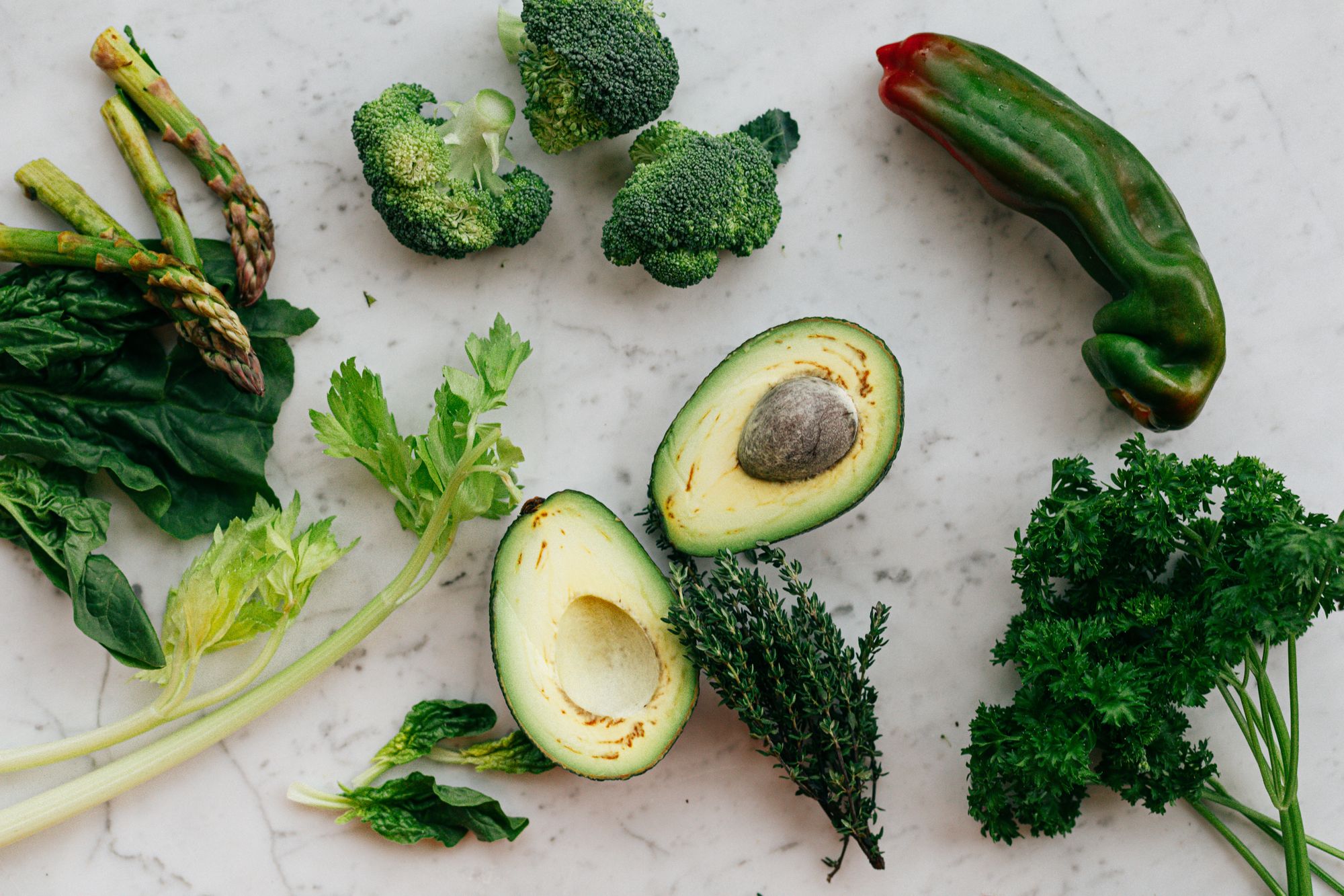 Las verduras de hoja verde y las grasas saludables son algunos de los mejores alimentos para el cerebro.