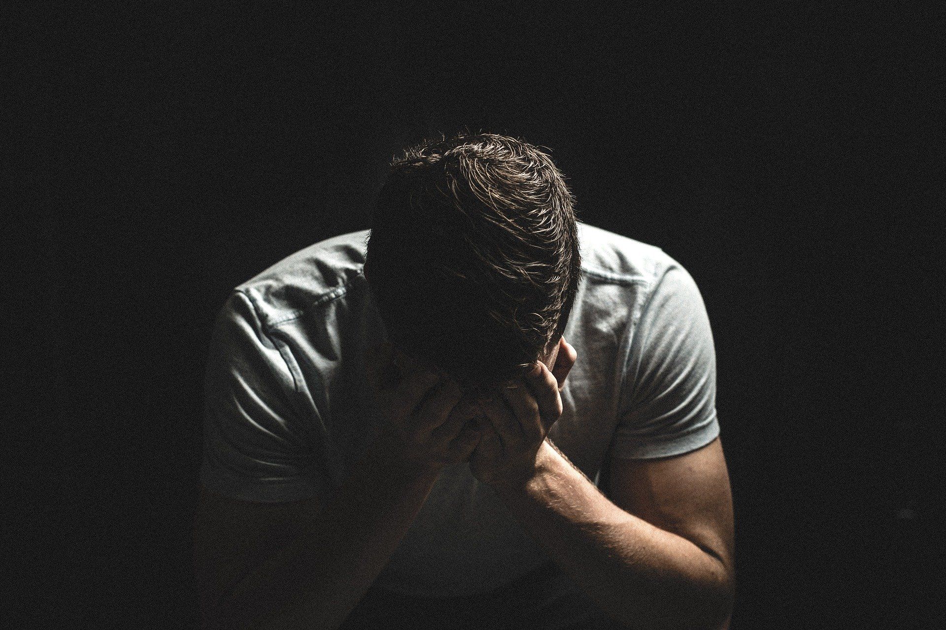 Man holding head because he doesn't know how to take notes