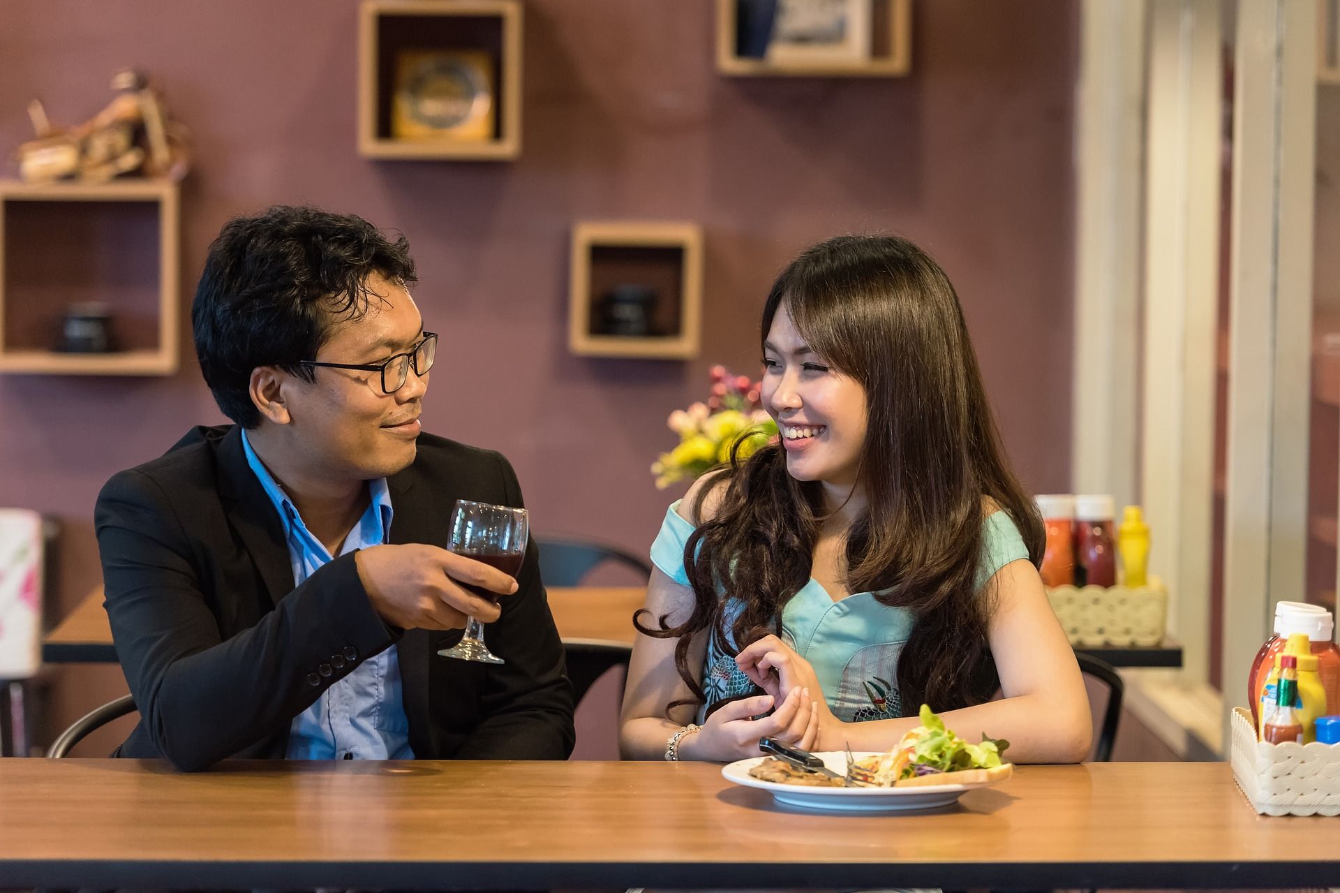 Man and woman speaking Spanish in restaurant