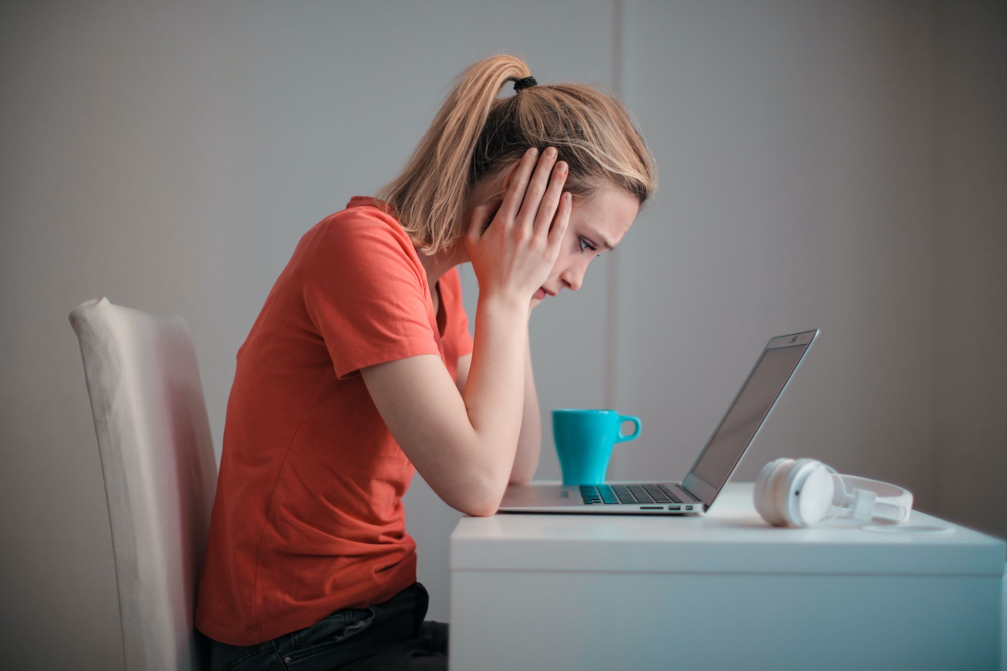 girl using Adderall for studying
