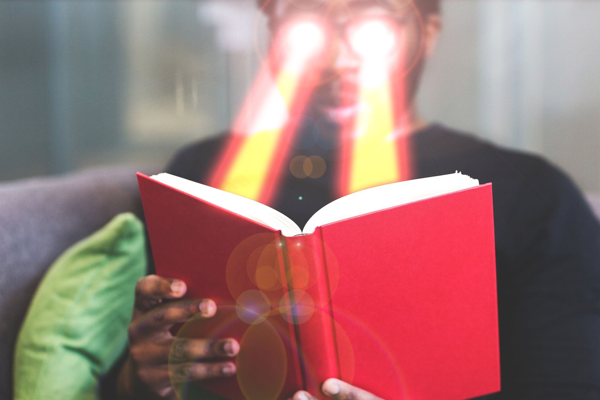 Hombre leyendo un libro con láseres saliendo de sus ojos