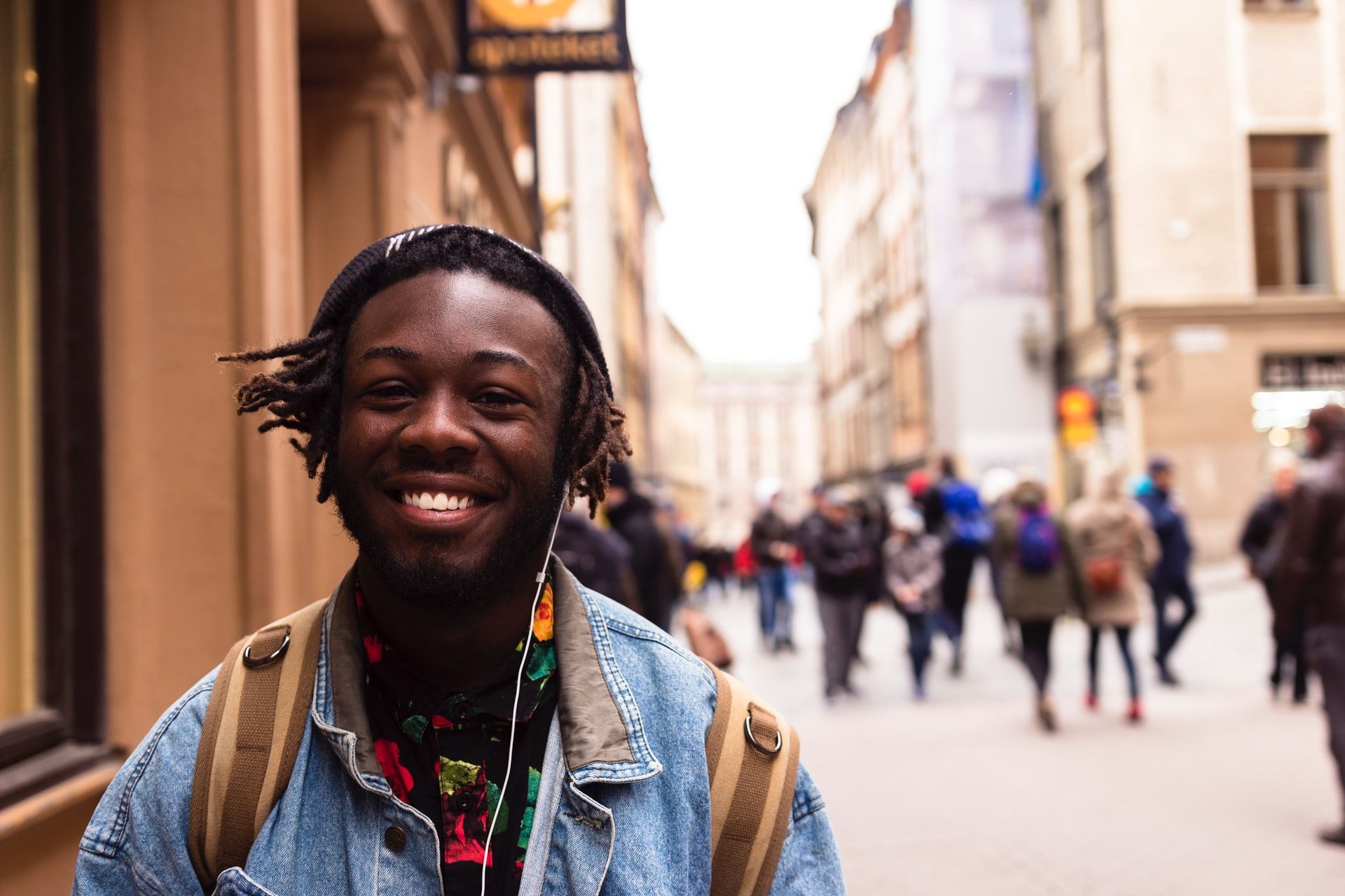 Man travelling learn a language abroad