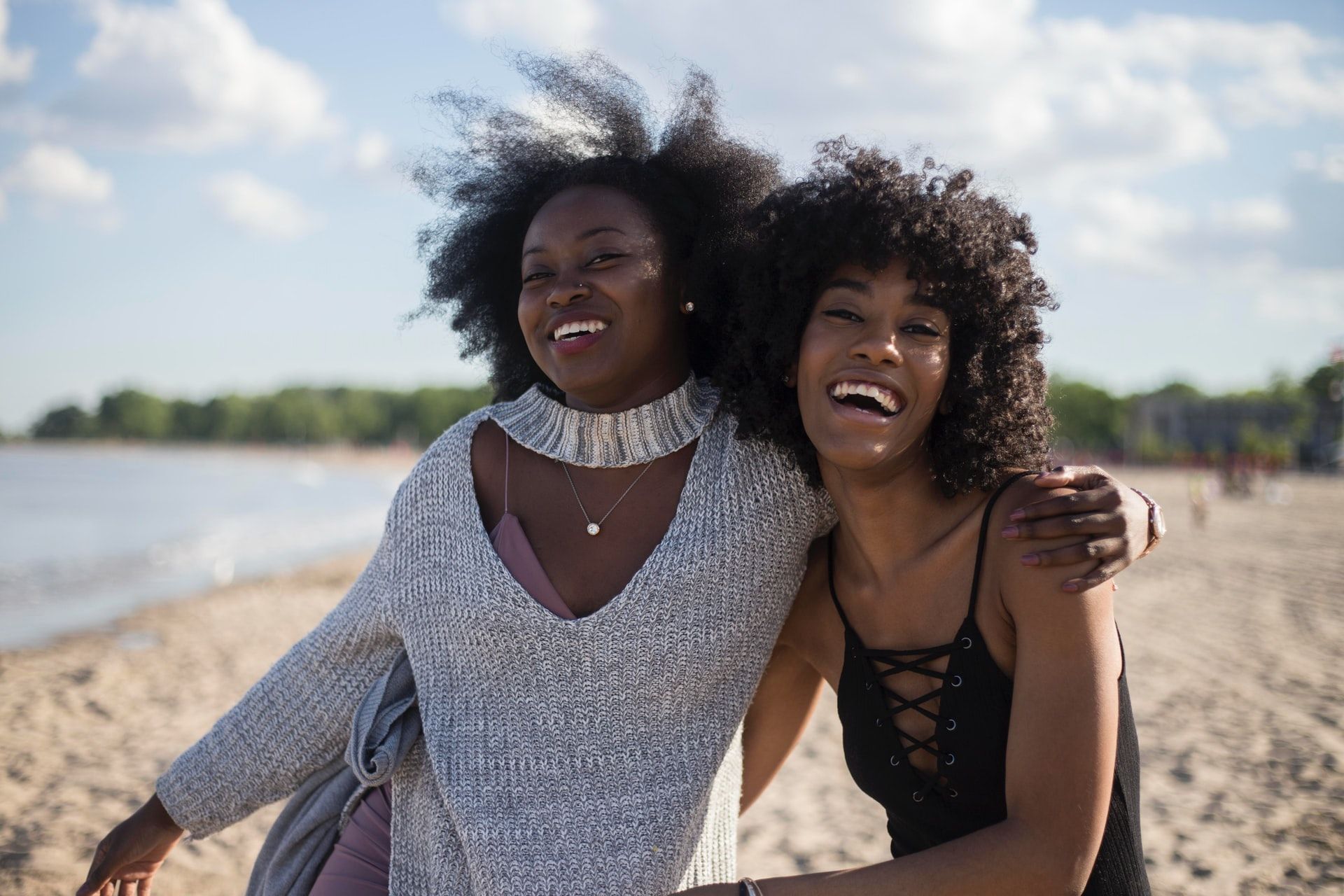 Mujeres, en, playa, verano, estudiar