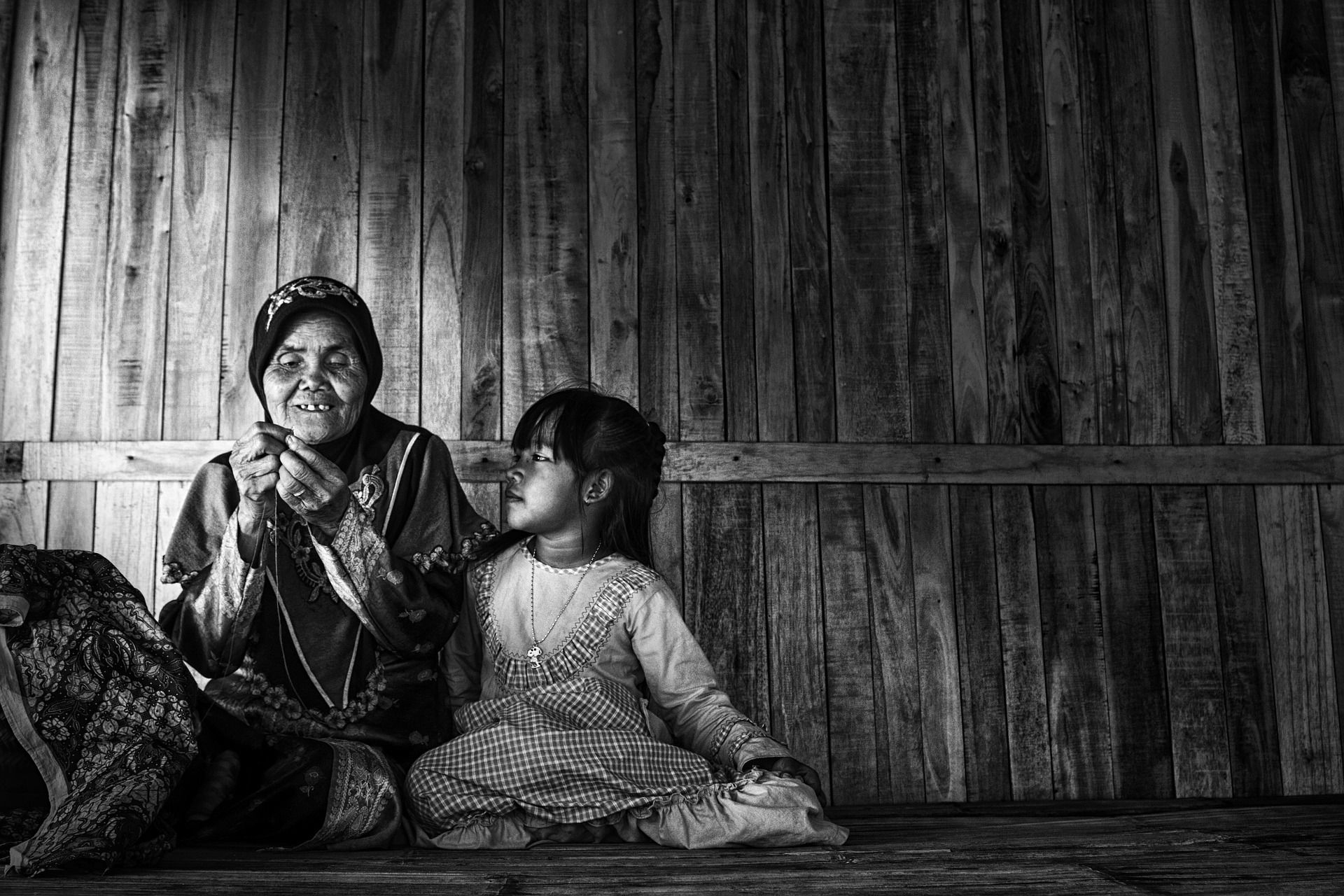 Mujer enseñando a su hijo