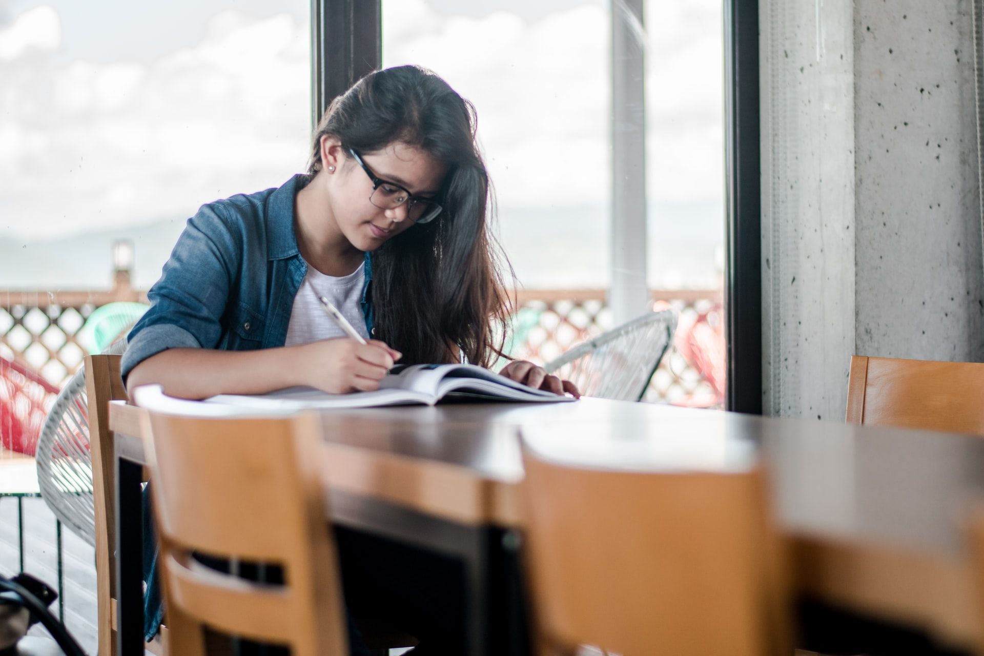 niña estudiando, consejos de regreso a la escuela