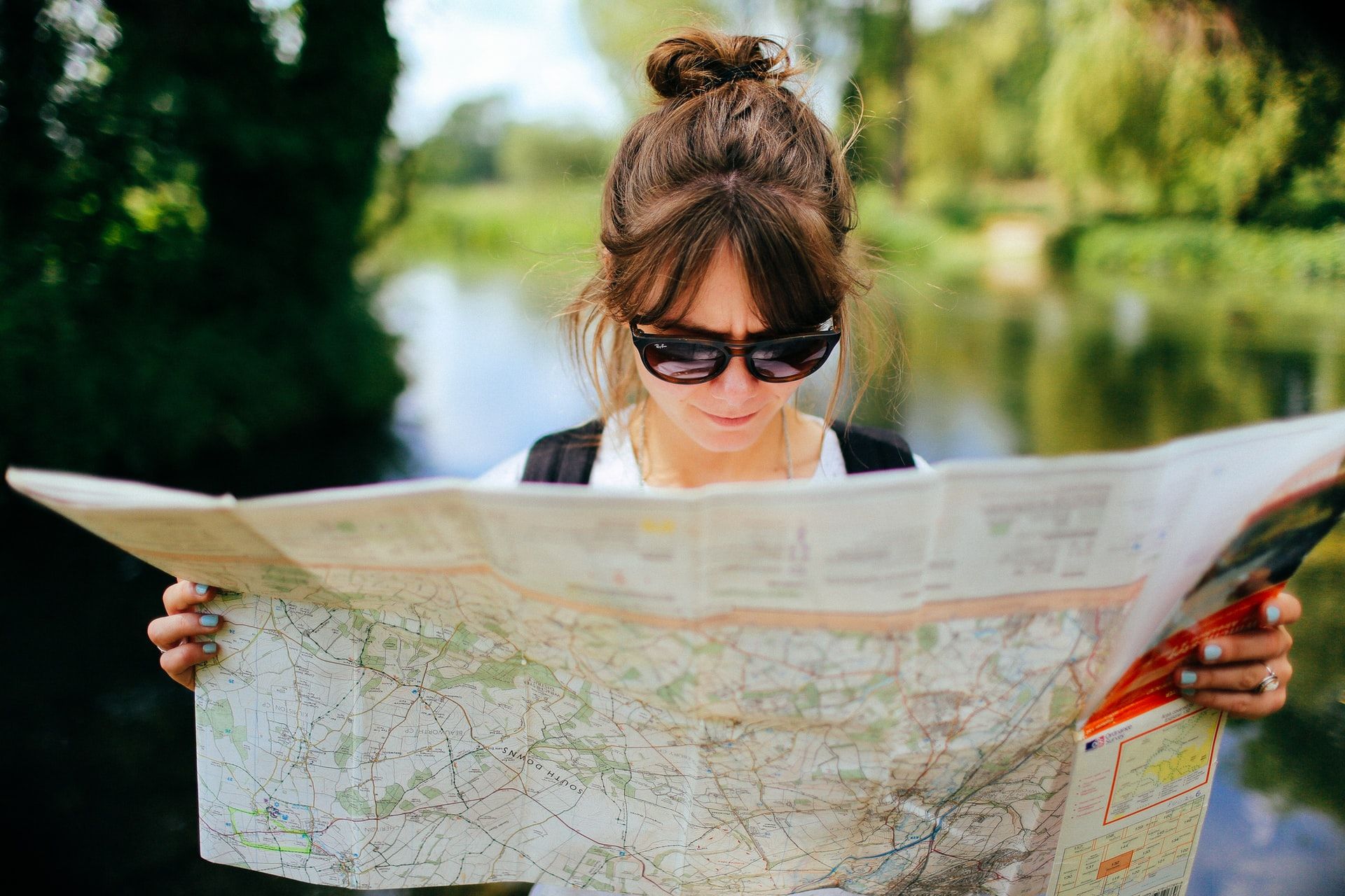 Mujer mirando mapa, hechos de geografía