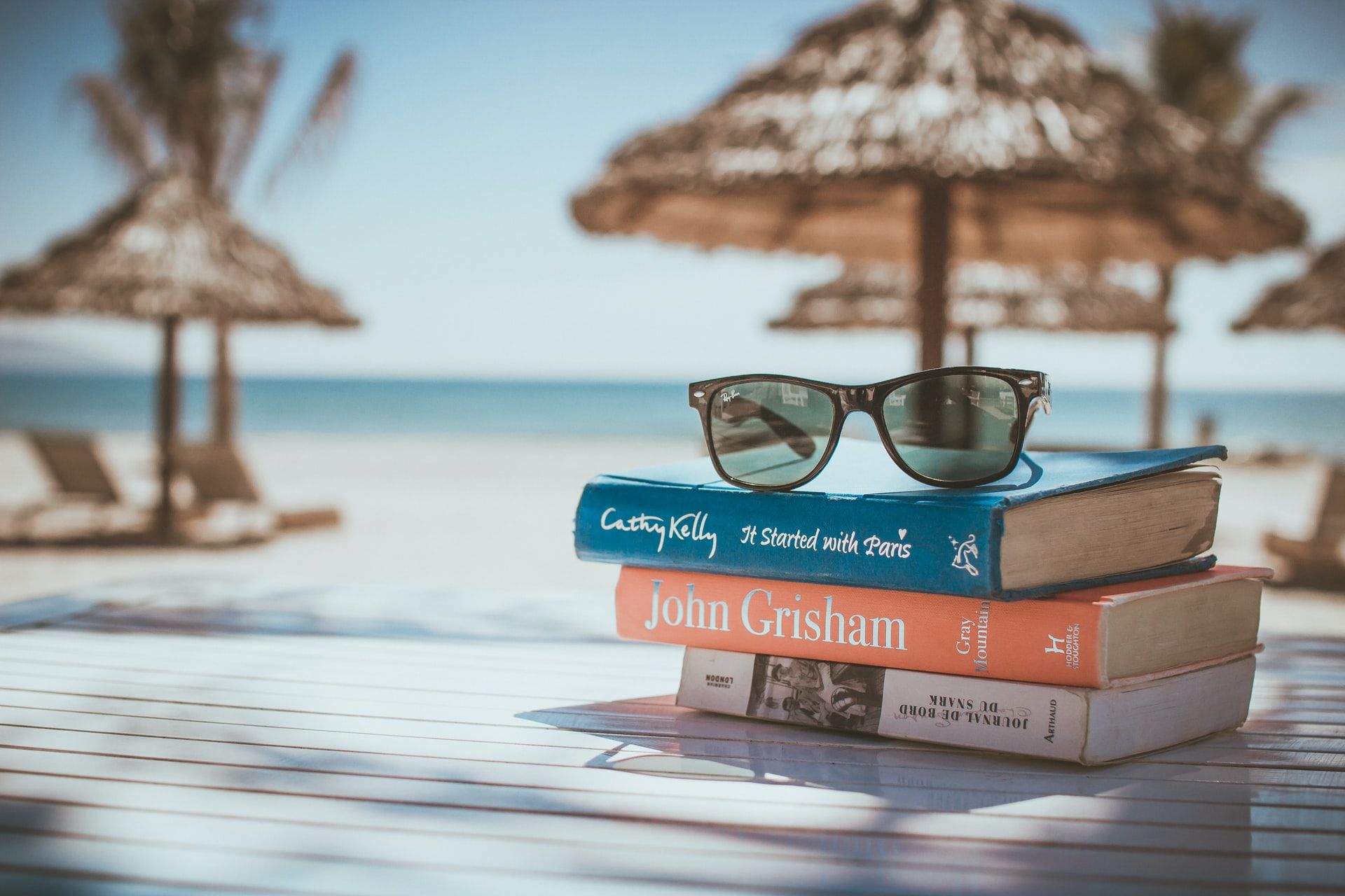 Playa de libros y gafas de sol, verano estudiando