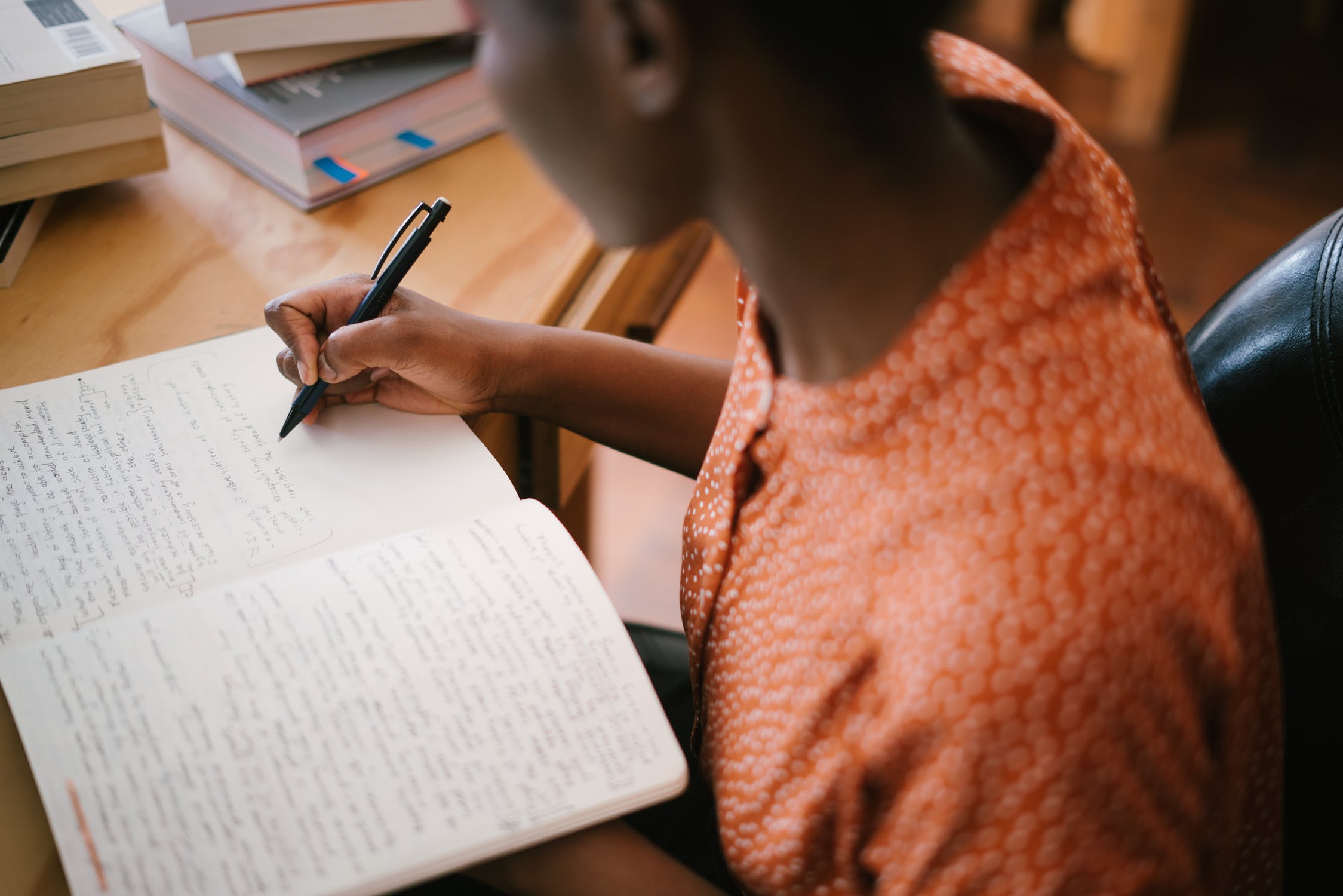 Woman studying; can you learn while sleeping?