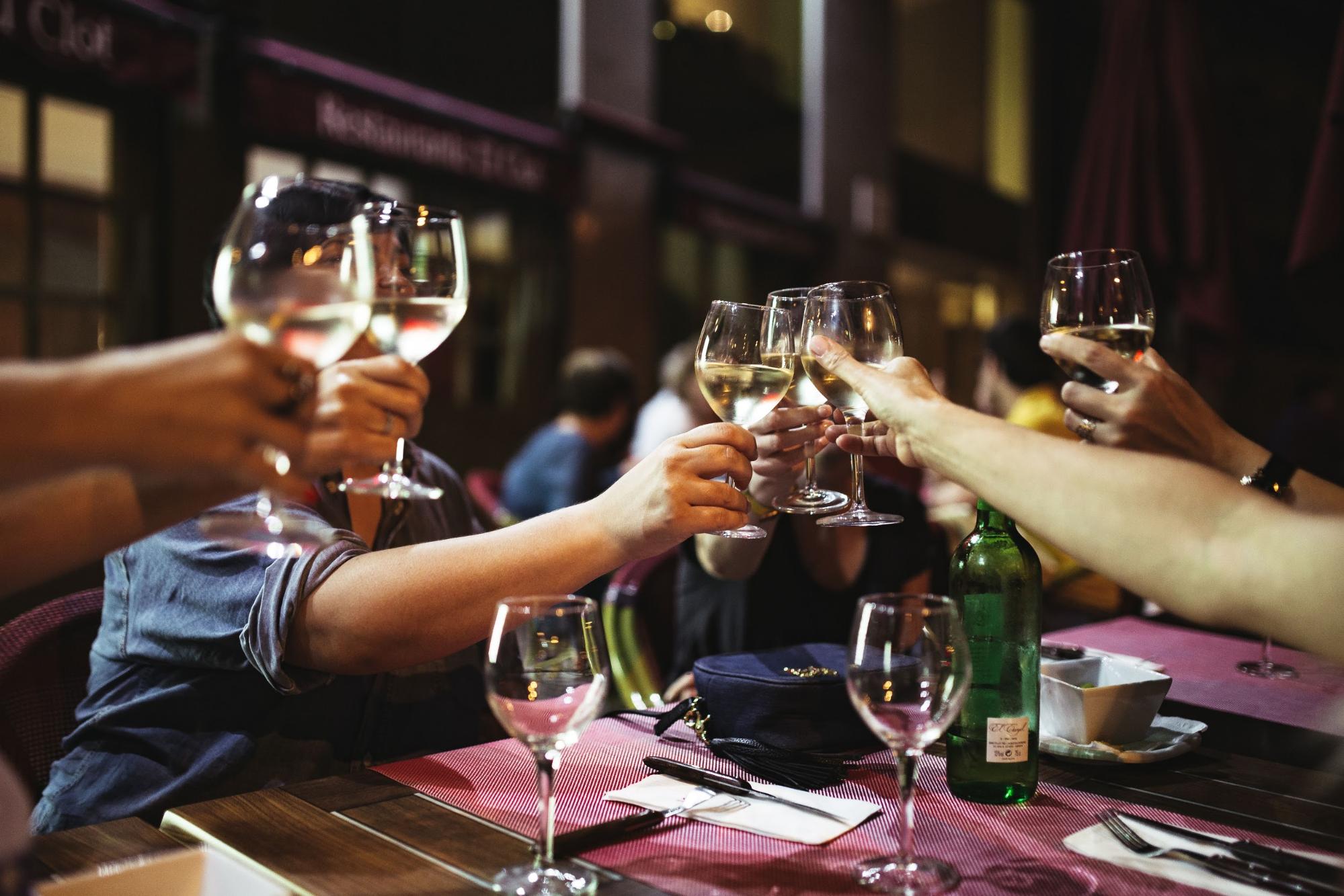 Copas de vino y un grupo;  sumiller de vinos