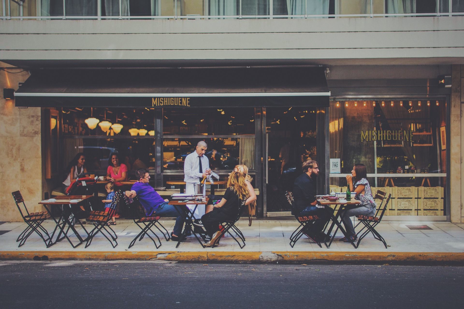 Wine bars; Wine sommelier