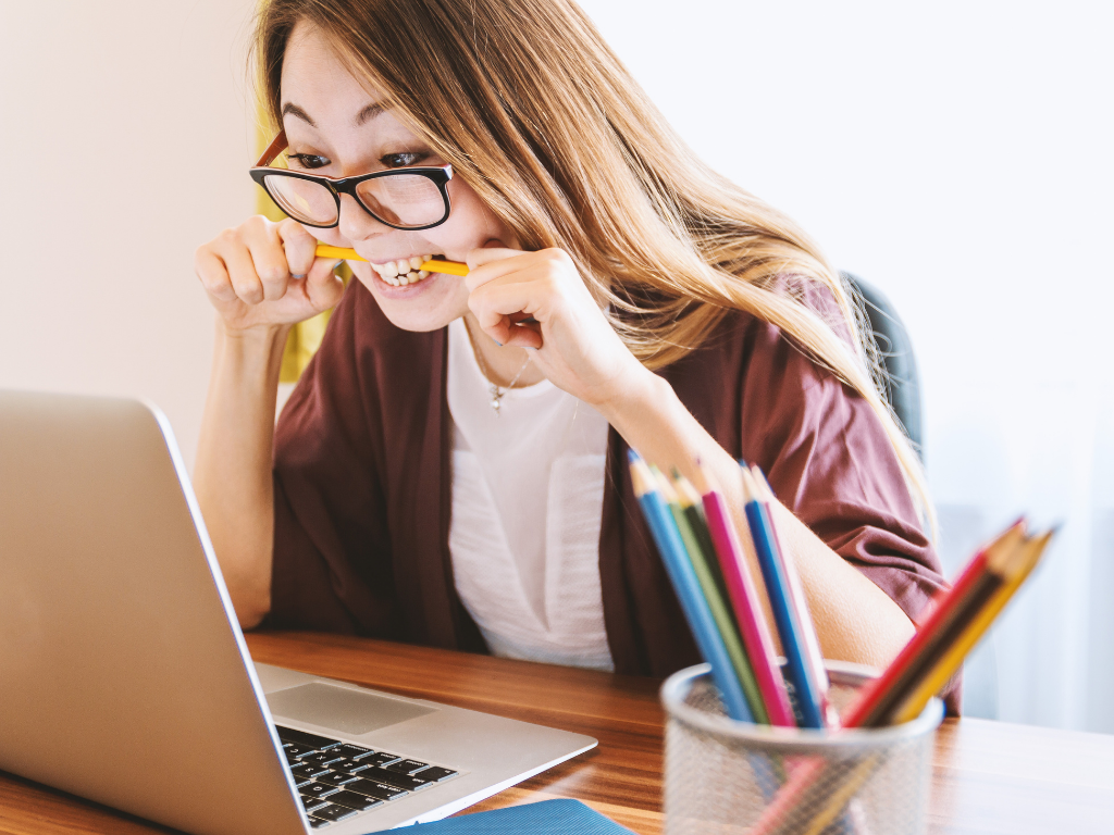 Chica estudiando ansiosamente;  Entrenador personal certificado por NASM 