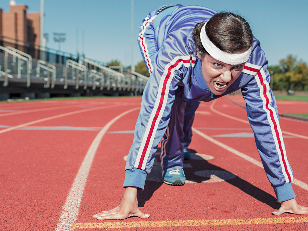 Corredor en la pista listo para correr;  plan de negocios de elearning