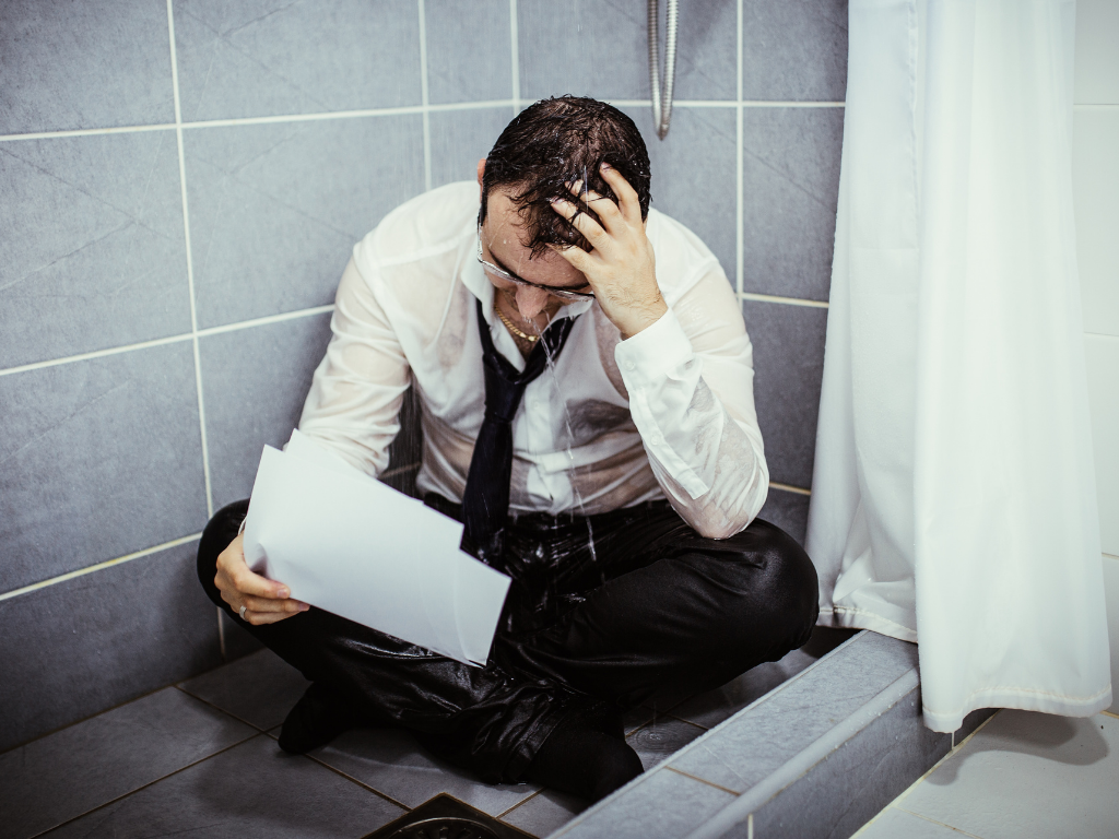 Hombre estudiando en la ducha;  Práctica MCAT